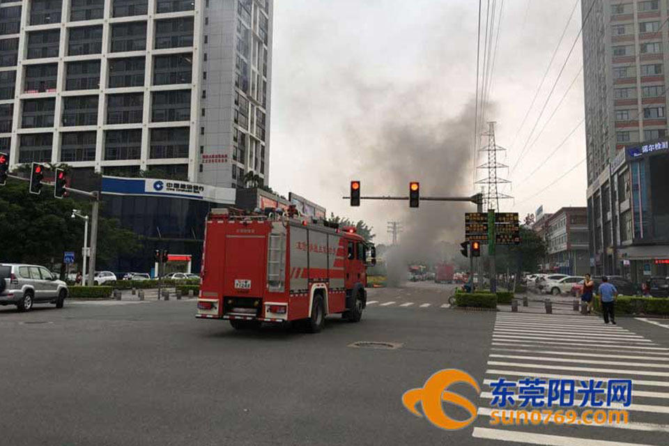 東莞公交起火事故現(xiàn)場-04